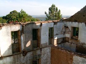 Interior, destruido, de la antigua escuela de Leboso.