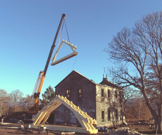 Obras de reforma Colocando la cubierta de la antigua escuela de Leboso