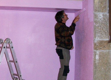 Pintando Enrique pintando el interior de la escuela de Leboso
