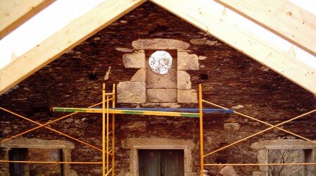 Obra en Leboso Interior de la fachada principal durante la restauración de la escuela de Leboso