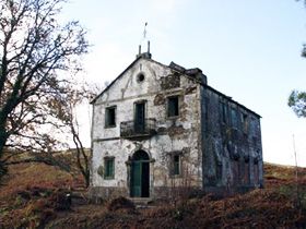 Escuela de Leboso antes de ser restaurada