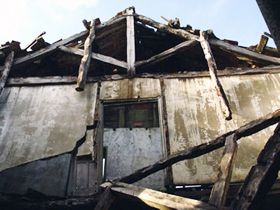 Tejado en ruina Estado de la cubierta de la antigua escuela de Leboso antes de la restauración.