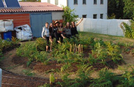 Grupo de chicas que han construido la huerta en espiral