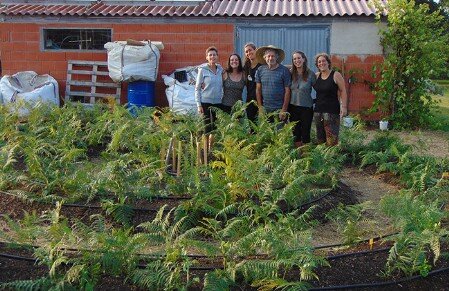 Huerta en espiral Enrique posa con la alumnas que han construido la huerta en espiral