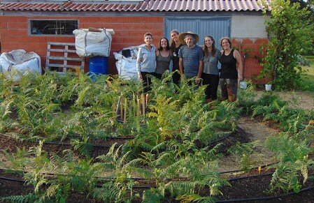 Enrique posa con la alumnas que han construido la huerta en espiral