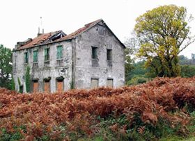 EScuela de Leboso antes de ser restaurada