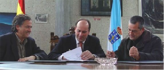 Firma del convenio de cesión del uso de la antigua escuela de Leboso, con el alcalde David Raposeiras en el centro, Juan Abia a la izquierda y Enrique Banet (Fundador de la Fundación) a la derecha