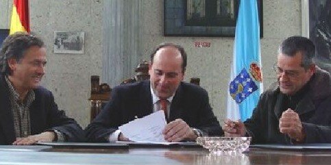 Firma del convenio de cesión del uso de la antigua escuela de Leboso, con el alcalde David Raposeiras en el centro, Juan Abia a la izquierda y Enrique Banet (Fundador de la Fundación) a la derecha