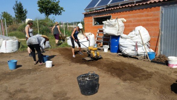 Pilar aprendiendo a manejar la fresadora Fresando